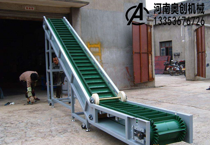 擋邊皮帶爬坡輸送機 擋邊皮帶爬坡輸送機