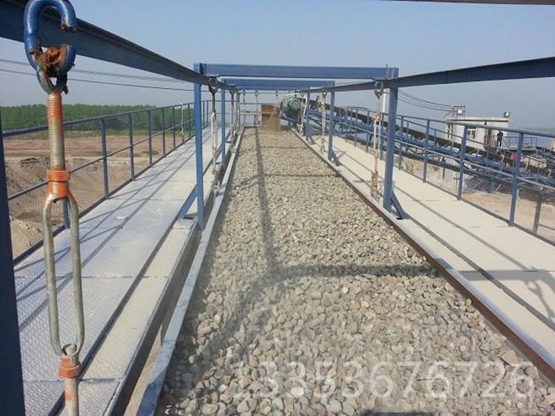 平面往復(fù)篩現(xiàn)場(chǎng) 平面往復(fù)篩現(xiàn)場(chǎng)