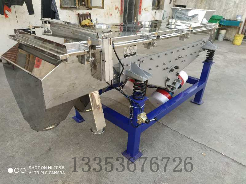 大家都知道超聲波篩分機(jī)是在三次元振動(dòng)篩的基礎(chǔ)上加裝超聲波清網(wǎng)裝置從而解決各類堵網(wǎng)、粘網(wǎng)、吸附、劇團(tuán)、靜電、輕比重等篩分難題。